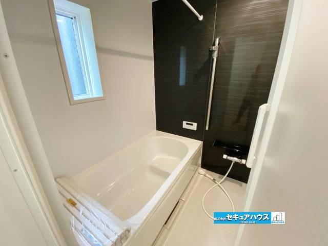 【今からご案内可能】東浦町大字生路　全4棟の浴室|【浴室】
◆アクセントパネルで落ち着きのある雰囲気を演出します。毎日の疲れを癒やすバスタイムをお楽しみ下さい！
◆窓付きで、カビの繁殖を抑える効果があります。