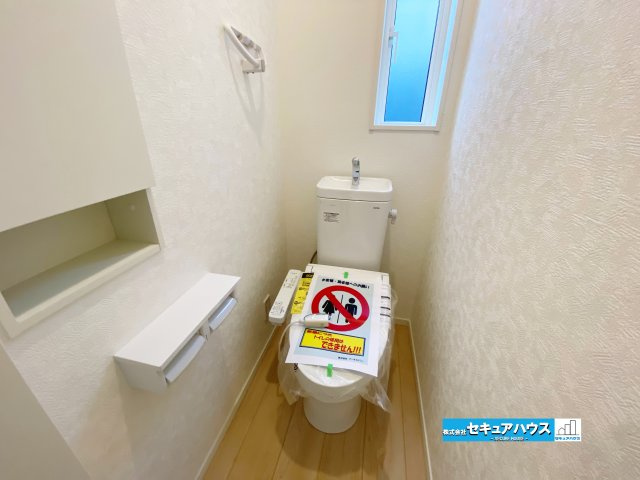 【今からご案内可能】東浦町大字生路　全4棟のトイレ|【高機能トイレ】
◆高機能トイレの多くは便器のフタの開閉が自動であり、使用後に手動で水を流す面倒もなく非常に便利です。スタイリッシュな見た目で、お掃除しやすく、節水効果が高いです。