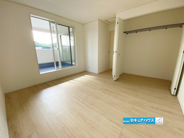 【今からご案内可能】東浦町大字生路　全4棟の洋室|【洋室7.5帖】　　　　　　　　　　　
◆広々とした居住空間は日々の暮らしを彩り、心のやすらぎと満足感を与えます。通風と採光を考慮した設計は子供達はのびのび育ち、家族でくつろぎと団らんを生み出します。