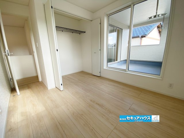 【今からご案内可能】東浦町大字生路　全4棟の洋室|【洋室　5帖】　　　　　　　
◆家族一人ひとりの大切なプライベート空間。趣味に合わせて使って頂けるようシンプルに仕上げてあり、暮らし心地を左右する収納を、適材適所に配置し使い勝手を考慮しました。　　　
