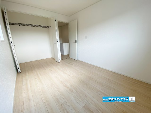 【今からご案内可能】東浦町大字生路　全4棟の洋室|【洋室　6帖】　　　　　　　　　　　　　　　
◆お子様のお部屋や主寝室、来客時の宿泊室、趣味のお部屋としてもご利用いただけます♪
◆全居室収納付きの洋室です。各居室にお洋服や荷物を収納できます。　　　
