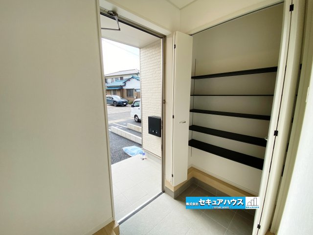 【今からご案内可能】東浦町大字生路　全4棟の玄関|【玄関】
◆光が差し込み明るいです。気分も晴れやかになりますね。
◆玄関には、収納力のあるシューズボックスがございます。玄関まわりがすっきり片付きます。　