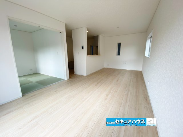 【今からご案内可能】東浦町大字生路　全4棟の居間・リビング|【LDK】
◆家族揃ってリビングで過ごすお休みの日が、楽しみになる場所となることでしょう。
対面式のオープンキッチンは、家事をしながら家族の様子が一目でわかる安心＆便利設備♪