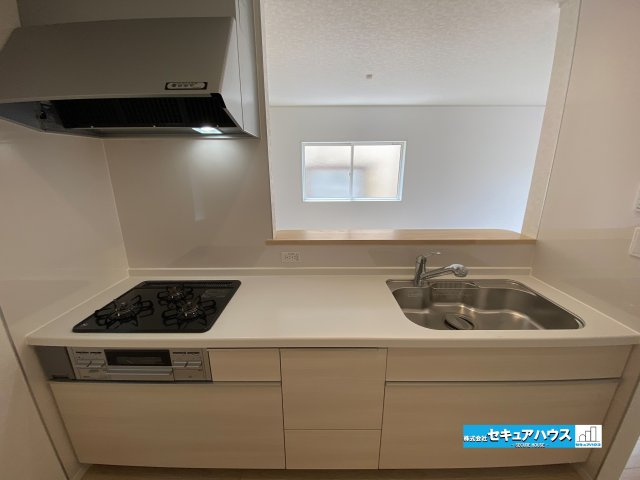 【今からご案内可能】東浦町大字生路　全4棟のキッチン|【キッチン】
◆同時にたくさんの料理が調理できる。「焼く・蒸す・煮る」の工程を同時進行で進めることができるので、料理を素早く作ることができます。育児でバタバタ忙しいママに嬉しい♪