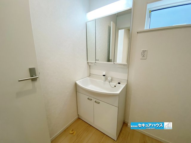 【今からご案内可能】東浦町大字生路　全4棟の独立洗面台|【洗面台】
◆鏡の裏にはたっぷりと収納スペースを標準装備！
◆電源を付属しているのでドライヤーなど利用できます。