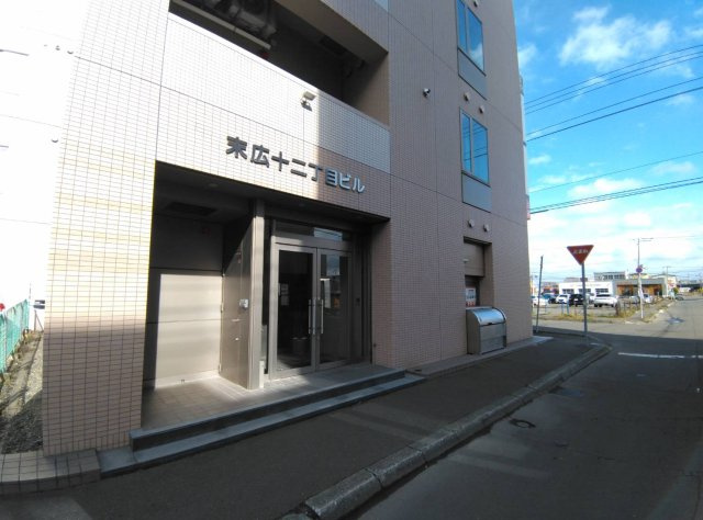 末広十二丁目ビルのエントランス