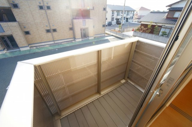 リーベC棟のバルコニー|外からの目が気にならないバルコニーで洗濯物が干せます