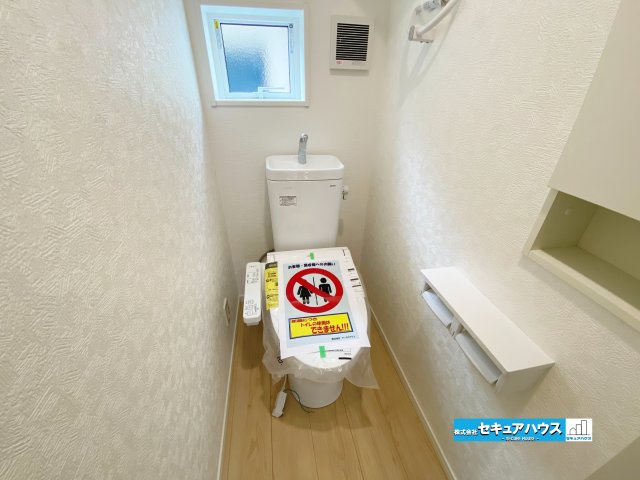 【今すぐご案内可能】東浦町大字生路　全4棟のトイレ|【高機能トイレ】
◆高機能トイレの多くは便器のフタの開閉が自動であり、使用後に手動で水を流す面倒もなく非常に便利です。スタイリッシュな見た目で、お掃除しやすく、節水効果が高いです。