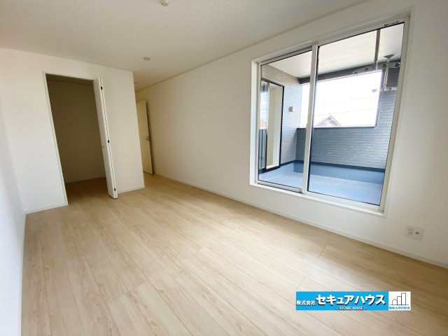 【今すぐご案内可能】東浦町大字生路　全4棟の洋室|【洋室8.5帖】
◆広々とした居住空間は日々の暮らしを彩り、心のやすらぎと満足感を与えてくれます。通風と採光を考慮した設計は子供たちはのびのび育ち、家族でくつろぎと団らんを生み出します。
