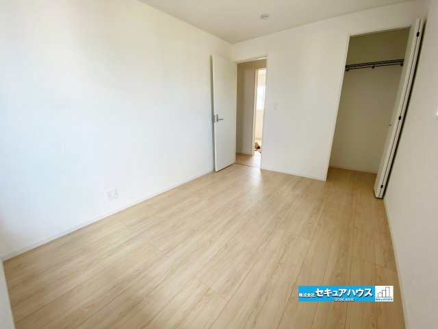 【今すぐご案内可能】東浦町大字生路　全4棟の洋室|【洋室6帖バルコニー側】
◆家族一人ひとりの大切なプライベート空間。趣味に合わせて使って頂けるようシンプルに仕上げてあります。暮らし心地を大きく左右する収納を、適材適所に配置し使い勝手を考慮しました