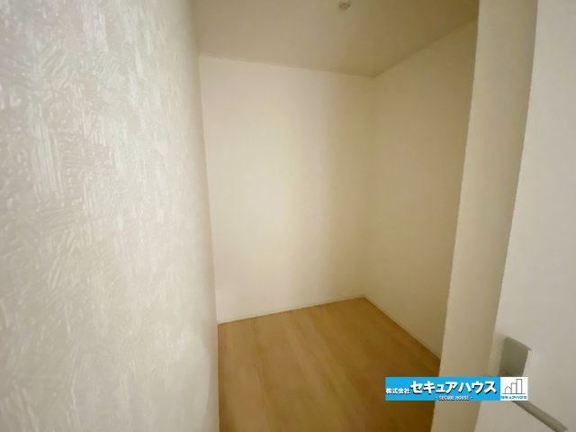 【今すぐご案内可能】東浦町大字生路　全4棟の収納|【パントリー】
◆食品や飲料、日用品のストックをすっきり収納できるパントリー。キッチンまわりを整頓しやすく、家事動線もスムーズで毎日の暮らしを快適にサポートします。