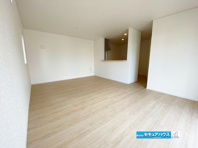 【今すぐご案内可能】東浦町大字生路　全4棟の洋室|【LDK】
◆家族揃ってリビングで過ごすお休みの日が、楽しみになる場所となることでしょう。
対面式のオープンキッチンは、家事をしながら家族の様子が一目でわかる安心＆便利設備♪