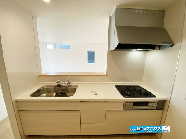 【今すぐご案内可能】東浦町大字生路　全4棟のキッチン|【キッチン】
◆同時にたくさんの料理が調理できる。「焼く・蒸す・煮る」の工程を同時進行で進めることができるので、料理を素早く作ることができます。育児でバタバタ忙しいママに嬉しい♪