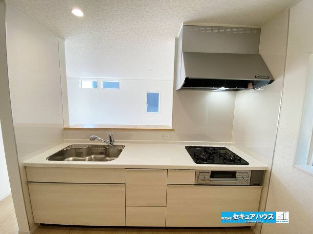 【今すぐご案内可能】東浦町大字生路　全4棟のキッチン|【キッチン】
◆同時にたくさんの料理が調理できる。「焼く・蒸す・煮る」の工程を同時進行で進めることができるので、料理を素早く作ることができます。育児でバタバタ忙しいママに嬉しい♪