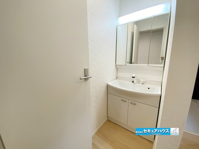 【今すぐご案内可能】東浦町大字生路　全4棟の独立洗面台|【洗面台】
◆鏡の裏にはたっぷりと収納スペースを標準装備！
◆電源を付属しているのでドライヤーなど利用できます。