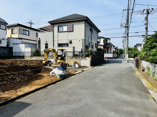 八王子市　絹ケ丘　新築一戸建て　１２期の前面道路含む現地写真|～北西5ｍ道路に面しています～