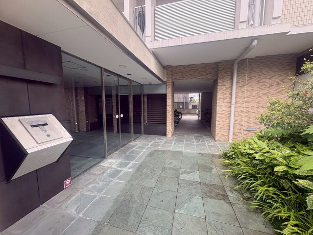 ドライバウム江坂のエントランス