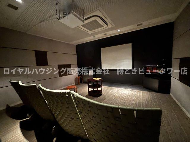 1時間100円！本格シアター＆カラオケ