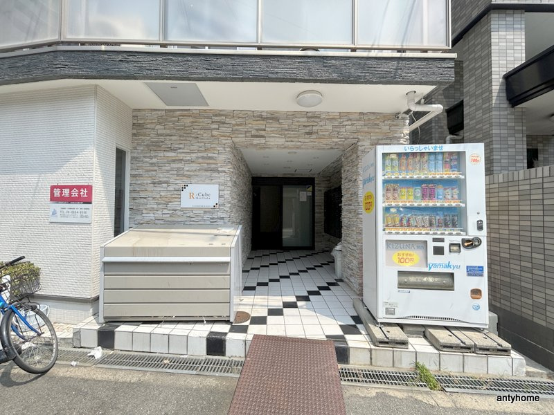 R-CUBE新大阪(旧：丸栄ビル)　仲介手数料無料のエントランス