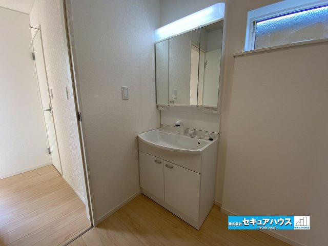 【今からご案内可能】東浦町大字生路　全4棟の独立洗面台|【洗面台】
◆鏡の裏にはたっぷりと収納スペースを標準装備！
◆電源を付属しているのでドライヤーなど利用できます。