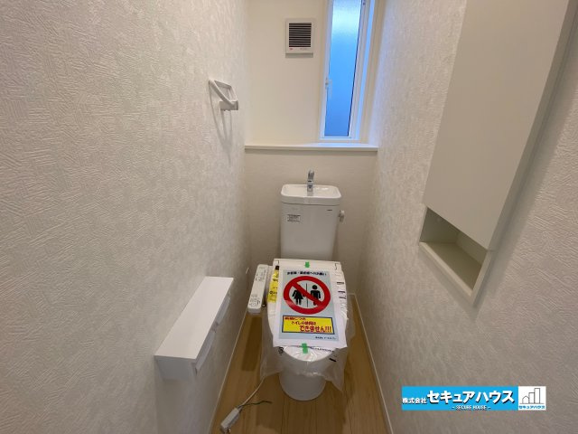 【今からご案内可能】東浦町大字生路　全4棟の玄関|【高機能トイレ】
◆高機能トイレの多くは便器のフタの開閉が自動であり、使用後に手動で水を流す面倒もなく非常に便利です。スタイリッシュな見た目で、お掃除しやすく、節水効果が高いです。
