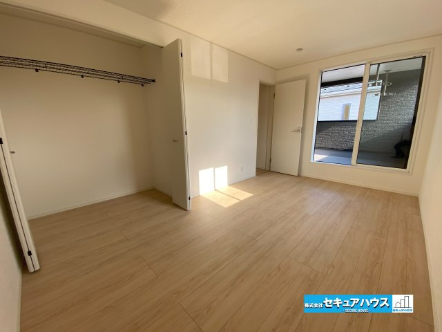 【今からご案内可能】東浦町大字生路　全4棟の居間・リビング|【洋室】
◆広々とした居住空間は日々の暮らしを彩り、心のやすらぎと満足感を与えてくれます。通風と採光を考慮した設計は子供たちはのびのび育ち、家族でくつろぎと団らんを生み出します。