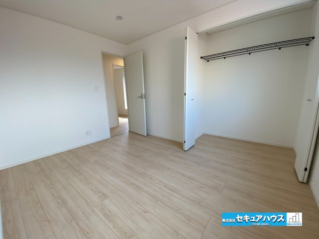 【今からご案内可能】東浦町大字生路　全4棟の洋室|【洋室】
◆家族一人ひとりの大切なプライベート空間。趣味に合わせて使って頂けるようシンプルに仕上げてあります。暮らし心地を大きく左右する収納を、適材適所に配置し使い勝手を考慮しました。　