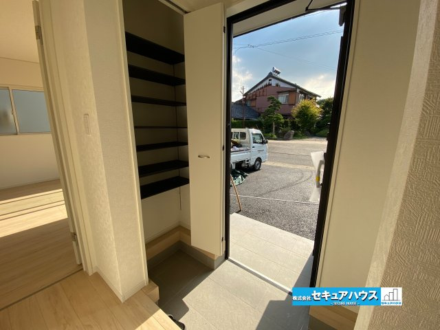 【今からご案内可能】東浦町大字生路　全4棟のその他|【玄関】
◆光が差し込み明るいです。気分も晴れやかになりますね。
◆玄関には、収納力のあるシューズボックスがございます。玄関まわりがすっきり片付きます。　