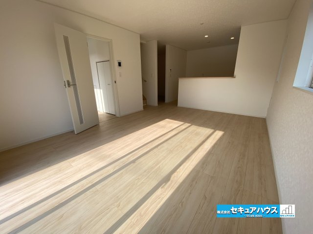 【今からご案内可能】東浦町大字生路　全4棟の居間・リビング|【LDK】
◆家族揃ってリビングで過ごすお休みの日が、楽しみになる場所となることでしょう。
対面式のオープンキッチンは、家事をしながら家族の様子が一目でわかる安心＆便利設備♪