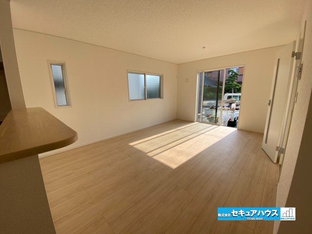 【今からご案内可能】東浦町大字生路　全4棟の洋室|【LDK】
◆日当たりが良く温かい広々リビングは家族の団らんスペースになります。