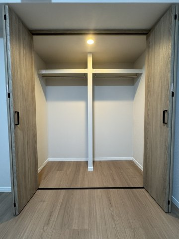 ローレルハイツ神戸1号棟の収納|約5.1帖の洋室にあるクローゼット