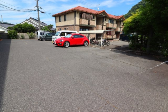 グレイス　A棟 A-の駐車場