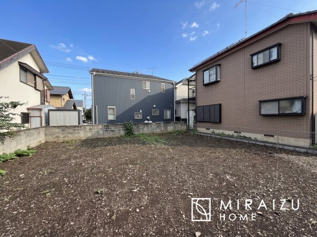 【外観】 | 青く澄み渡った綺麗な空と、陽の光をたっぷりと受ける、そんな新築住宅で新生活をスタートしてみませんか？見学・ご相談等、ミライズホーム(株)までお気軽にご連絡下さい。