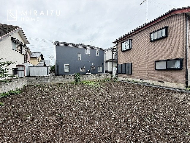 【外観】 | 青く澄み渡った綺麗な空と、陽の光をたっぷりと受ける、そんな新築住宅で新生活をスタートしてみませんか？見学・ご相談等、ミライズホーム(株)までお気軽にご連絡下さい♪