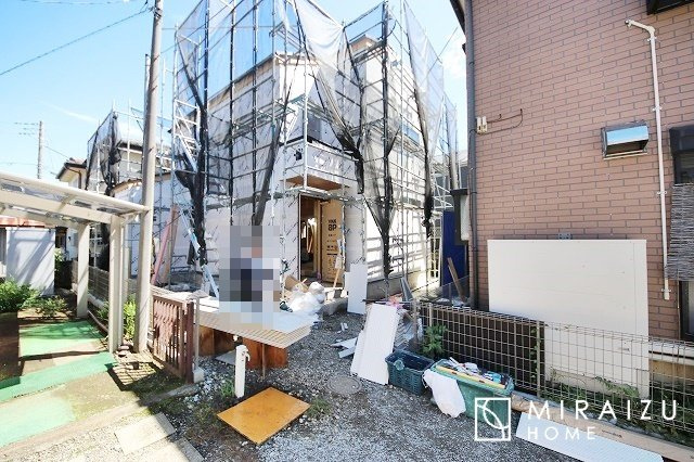 【外観】 | 青く澄み渡った綺麗な空と、陽の光をたっぷりと受ける、そんな新築住宅で新生活をスタートしてみませんか？見学・ご相談等、ミライズホーム(株)までお気軽にご連絡下さい♪