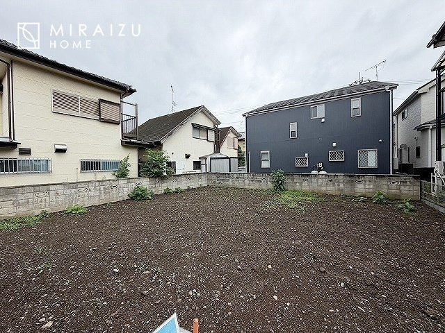 【前面道路含む現地写真】 | プライバシー性と開放感を高める住環境。陽当たりの良い開かれたロケーションを活かし、心地よい暮らしをプランニング
