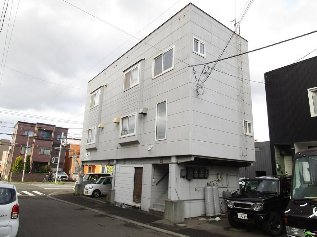 札幌市中央区南十四条西１６丁目のビルの外観