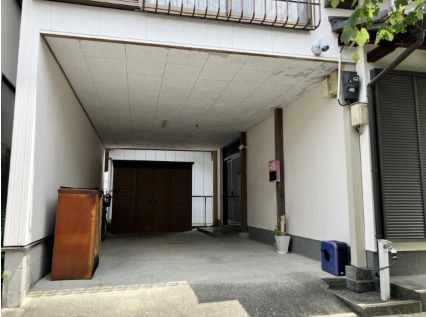「カーポート付駐車スペース完備」土佐市高岡町丙　中古一戸建ての駐車場|敷地内には大切な愛車を紫外線や雨からしっかり守る屋根付き駐車場を完備！