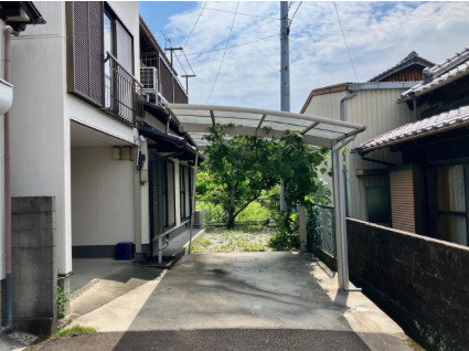 「カーポート付駐車スペース完備」土佐市高岡町丙　中古一戸建ての駐車場|カーポート付きで雨の日の荷物搬入も濡れずに快適♪
