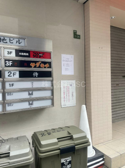 北新地ビル貸店舗のエントランス