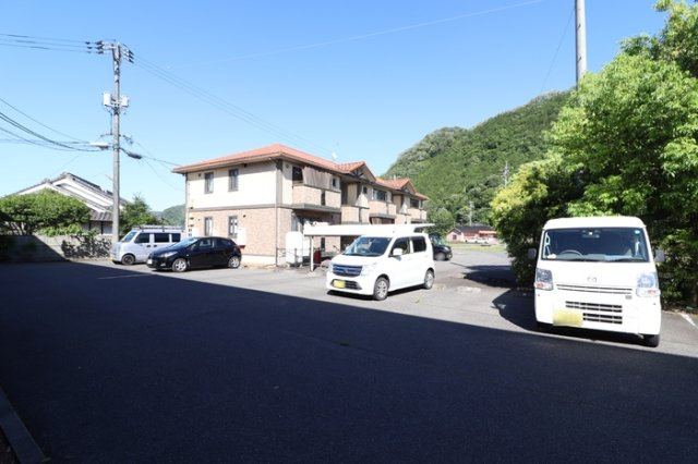 グレイス　B棟 B-の駐車場