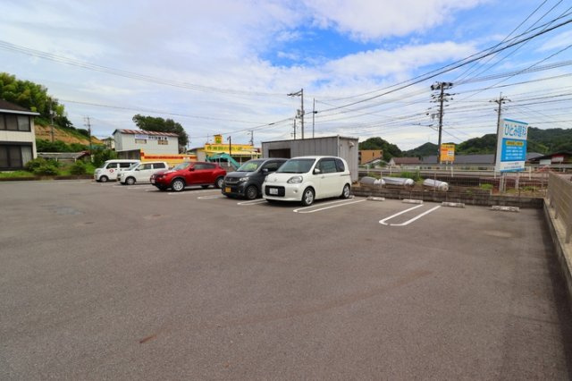コンフォルトの駐車場