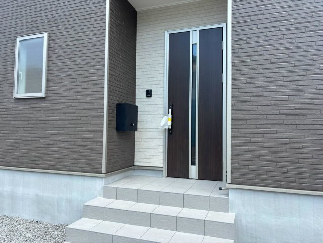 クワイエ　岐阜市旦島中町第３　全１区画分譲の玄関|玄関ドアの取手ハンドル部分にセンサーがついて、カードタイプ・シールタイプのキーで施錠が可能で便利です。
お買い物の荷物で手が塞がっていても、楽々開錠できます。毎日の外出前の時間も短縮されて快適です！