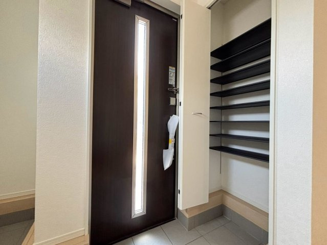 クワイエ　岐阜市旦島中町第３　全１区画分譲の玄関|大容量のシューズ収納付きで玄関周りもすっきり！玄関ドアからの光が玄関ホールを明るくしてくれます。