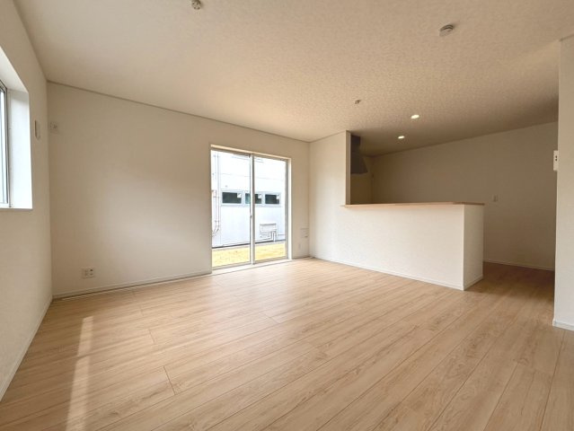 クワイエ　岐阜市旦島中町第３　全１区画分譲の居間・リビング|フローリング材は木目調でナチュラルな美しさ。様々な傷やクラックの発生を大幅に抑える特殊加工済みです。
床材に受ける様々な傷や、温度・湿度変化によるクラックの発生を大幅に抑える特殊加工を施工済み。