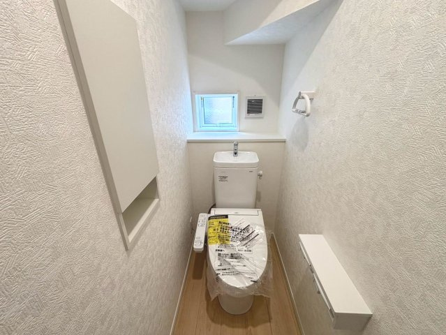 クワイエ　岐阜市旦島中町第３　全１区画分譲のトイレ|超表面平滑加工とイオンパワーの「セフィオンテクト」加工で、汚れが付きにくく落ちやすい仕様のトイレです。
またツイントルネード洗浄で少ない水でも前方の返し部分から後方部までしっかり洗浄できます！