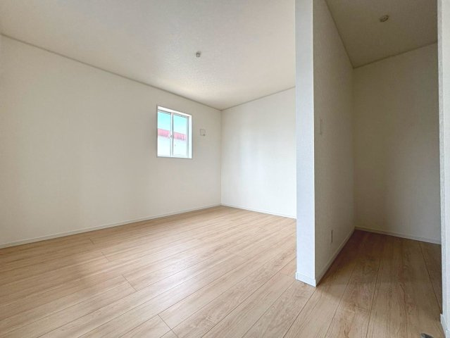 クワイエ　岐阜市旦島中町第３　全１区画分譲の寝室|全居室にたっぷり収納できる大型収納を設置。窓ガラスは、断熱性能や結露防止効果の高いペアガラスを採用！
高い断熱性と共にガラス面の結露対策にも効果を発揮し湿気によるカビの発生を抑止します。
