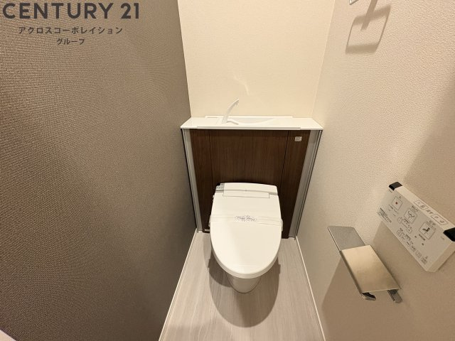 温水洗浄便座付きのトイレです♪