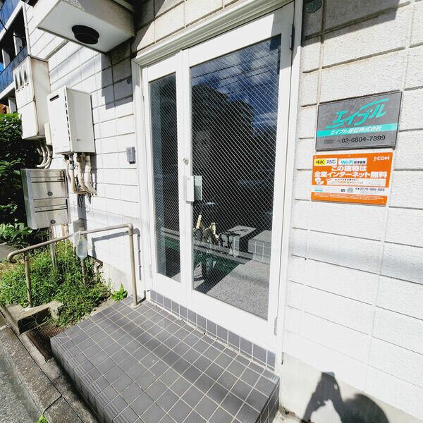石山ビルのエントランス