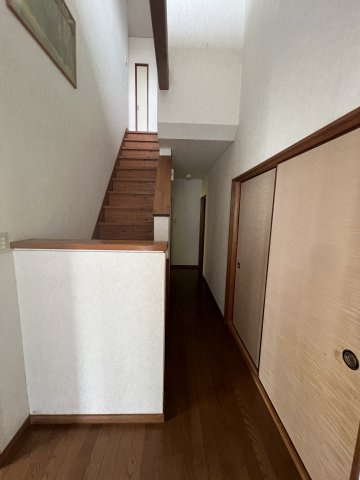 津山市山方 4LDK 中古住宅のその他|階段廊下
